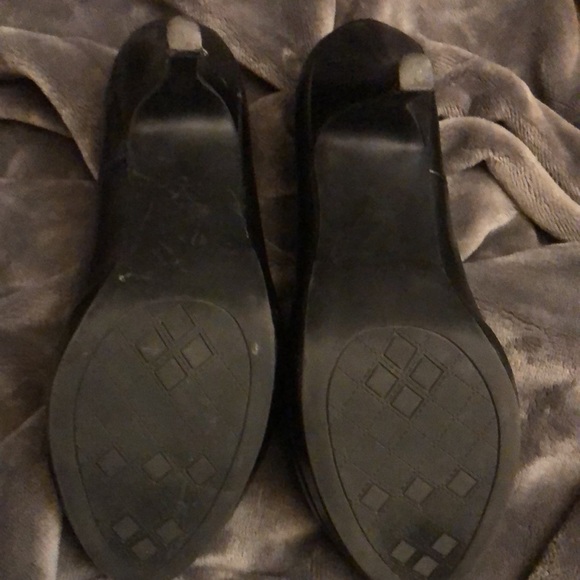 Black patten leather look.Size 9. Great condition.Very comfortable for work - Picture 4 of 7